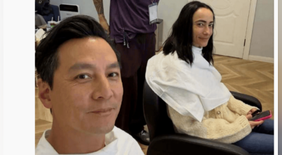 吴彦祖晒和小4岁妻子最新合照，透露时隔23年再次一起工作：太棒了；结婚15年育有一女