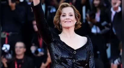 章子怡甘愿做配，74岁“异形女王”获威尼斯大奖，扮14岁少女被赞