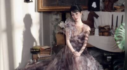 杨紫灰紫色晕染薄纱裙气质优雅