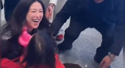 朱珠被4岁女儿扑倒，一身卡其色穿搭温暖低调，笑得见牙不见眼