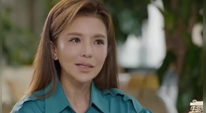 52岁朱迅头顶白发，眼角皱纹多，一生经历17次生死却无畏死亡