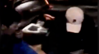 张颂文街头救助受伤男子画面曝光！还帮忙捡起手串珠子