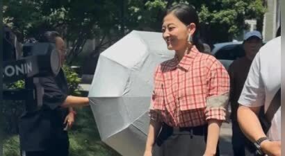 50岁梅婷南京被偶遇，路人视角难以言喻，腰粗脸大肉眼泡加大背头