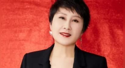 63岁正是闯的年纪，张凯丽黑丝引热议，女儿的行为终究怪不了别人