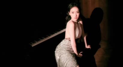 宋茜亮片露背裙性感美艳 四肢纤细身材高挑