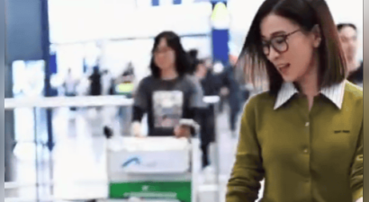 机场偶遇佘诗曼！主动帮粉丝照看孩子 单手牵娃温柔亲切