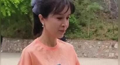 50岁金巧巧被偶遇，网友吐槽：奶奶的脸，孙女的头型，少女的身材
