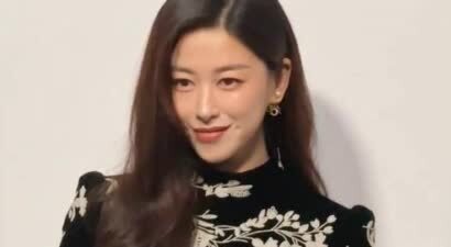 艳冠群芳！迪奥这天，全裹出镜的李冰冰和朱珠，败给露背的郑钦文