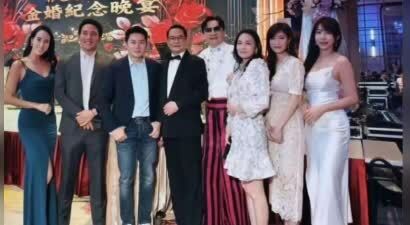 林心如父母金婚宴，75岁爸爸帅过女婿霍建华，父女同框似兄妹！