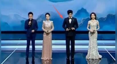 金鸡奖开幕星光黯淡，周冬雨开场陈飞宇主持，网友感慨电影圈萧条