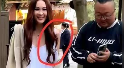 59岁温碧霞普陀山造型炸锅，低胸吊带露臂太敢穿，面部状态引争议