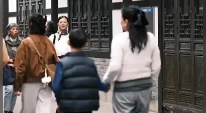 汪小菲带娃旅行引热议！玥儿黏着马筱梅，徐妈小S沉默