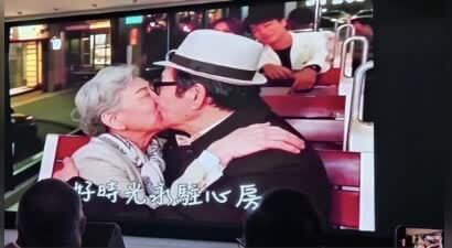 香港两位资深老戏骨“亲吻照”曝光？曾被传黄昏恋，结果让人意外
