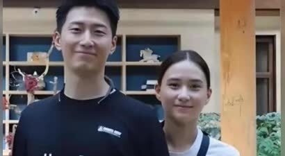 何超莲澳大利亚偶遇，穿紧身裤臀扁又塌，窦骁紧盯娇妻难掩好心情