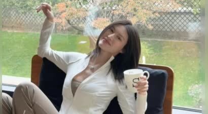 和陈伟霆官宣生子后何穗首晒美照，小腹平坦身材超绝，当妈后笑容甜美