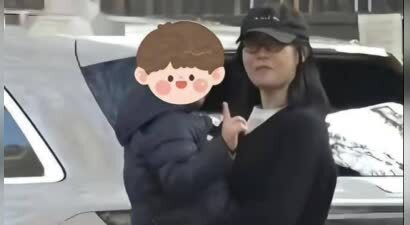 41岁白百何接孩子放学，素颜不像女明星，5岁小儿子被抱着腿好长