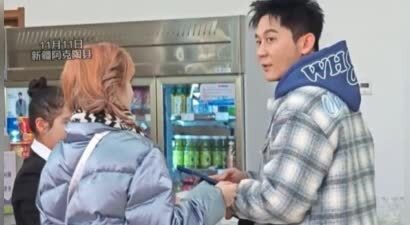 李晨和宋雨琦逛超市被网友拍下，两人举止就像情侣，是真情侣吗？