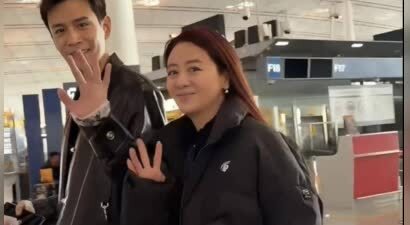 经超和老婆牵手出门，45岁小李琳不化妆憔悴，生两个孩子腿还很细