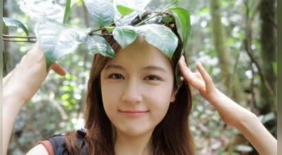 李兰迪化身氧气少女 头顶树叶摆拍古灵精怪