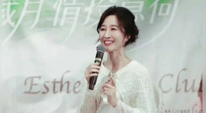 61岁关咏荷近照曝光，素颜出镜状态好，张家辉回应她是否复出拍戏