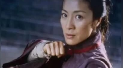 杨紫琼谈拍《警察故事3》时发生意外，成龙抓住衣角帮大忙，替身演员为救她进医院