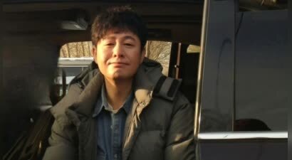 演员张颂文路边救人，获赠锦旗，本人回应：不管谁倒在你面前，该帮就帮该扶就扶，有什么可怕的呢？