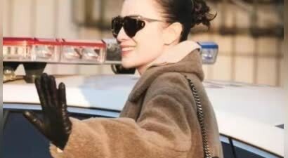 网友偶遇45岁的宋佳，身穿羊毛短外套，气质极佳，直接年轻了10岁