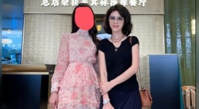 50岁金巧巧近照曝光：说她像20岁少女都不为过，细看却毛病一大堆