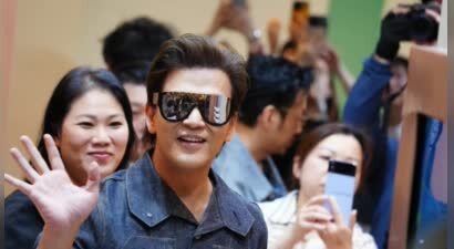 香港知名男星近况曝光！出席活动眼睛浮肿，面部僵硬被指整容过度