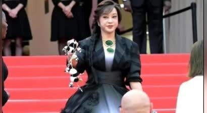 刘晓庆戛纳核爆红毯！74岁拎熊猫暴击超模 翡翠项链闪瞎外媒