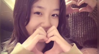 张丹峰11岁女儿近照曝光，五官神似妈妈洪欣，父女互动超有爱