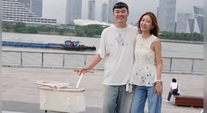 陈赫推婴儿车带老婆度假，两人穿情侣装清爽显年轻，搂腰秀恩爱真甜