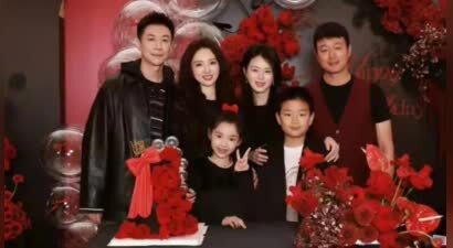 佟大为一家参加董璇生日宴，9岁儿子罕见出镜，长相憨厚身高猛长