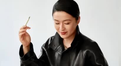 上视节官微被冲！网友要求撤掉秦雯所获奖项，本人至今不敢回应