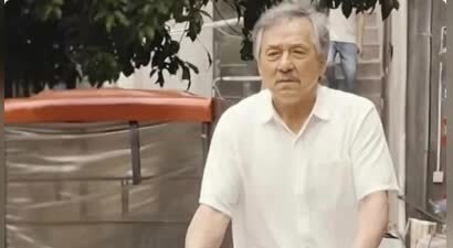 看到71岁成龙的白发照，才知道体面的老去，是对自己最大的尊重