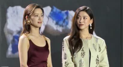 31岁章泽天和41岁朱珠同框，才发现女人到中年，幸不幸福都写在脸上