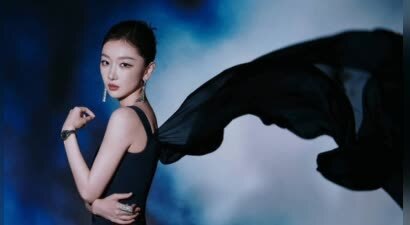 周冬雨穿黑色礼服腰肢纤细，搭配复古盘发优雅有范