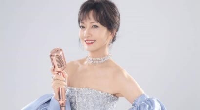 珍珠亮片抹胸裙加身 赵雅芝笑靥灿烂优雅迷人