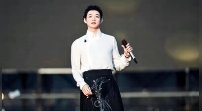 霍尊一袭马面裙，音乐节唱响《卷珠帘》正式复出！网友态度两极分化