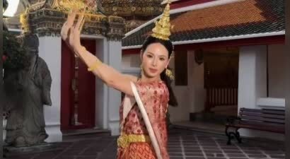 李若彤身着泰装跳企鹅舞反差感拉满 舞姿俏皮又不失优雅