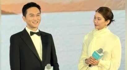 袁咏仪夫妇近况曝光，女方精致有女人味，张智霖面相姨化不敢认