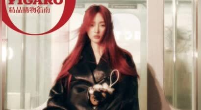 张天爱红发黑皮衣造型又美又酷，大方秀好身材