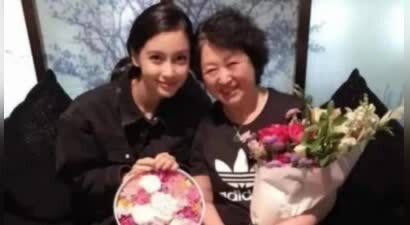 杨颖带小海绵和前婆婆聚餐，穿针织开衫烫大波浪很妩媚，依然女神范十足