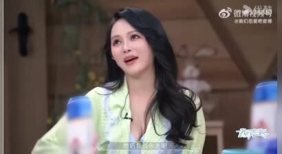 不愧是伊能静！大街上把秦昊鞋带绑一块，路人看傻眼：这招绝了！