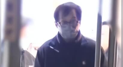 71岁成龙被造谣去世后首露面！步伐非常稳健，牵着两条狗辟谣去世