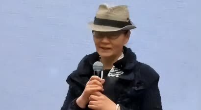 70岁潘虹近况吓人，走路颤巍神情呆滞，40年离婚真相藏不住