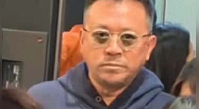 王学兵满头白发去看张一山演话剧，身体发福，54岁的他老的认不出了