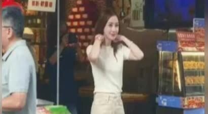 37岁杨颖澳门生图曝光，穿着朴素皱纹明显，为小店站台让人唏嘘