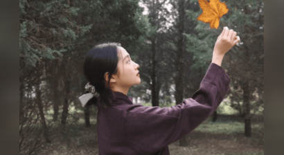 关晓彤晒秋日枫叶转场视频，清新靓丽文艺范十足