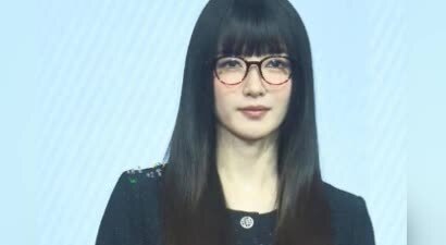 江疏影齐头帘戴眼镜秒变“麻辣女教师”，黑色丝袜大方秀美腿